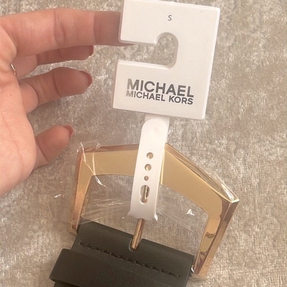Brand New Michael Kors Wide Strap Black Logo Stretch Belt w/ Gold Tone Buckle - Picture 13 of 16